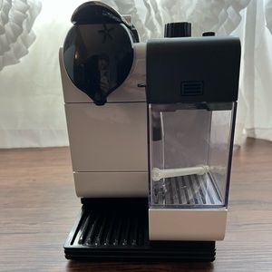 DeLonghi EN520W White Lattissima Plus Nespresso Capsule System